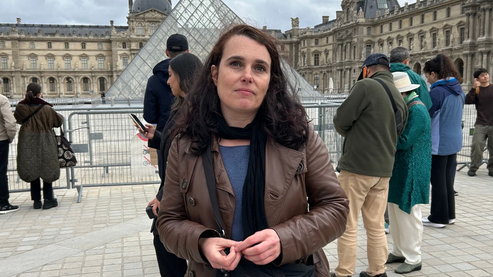 Louvre worker says staff ‘repeatedly warned about security shortcomings’ at museum before jewellery heist