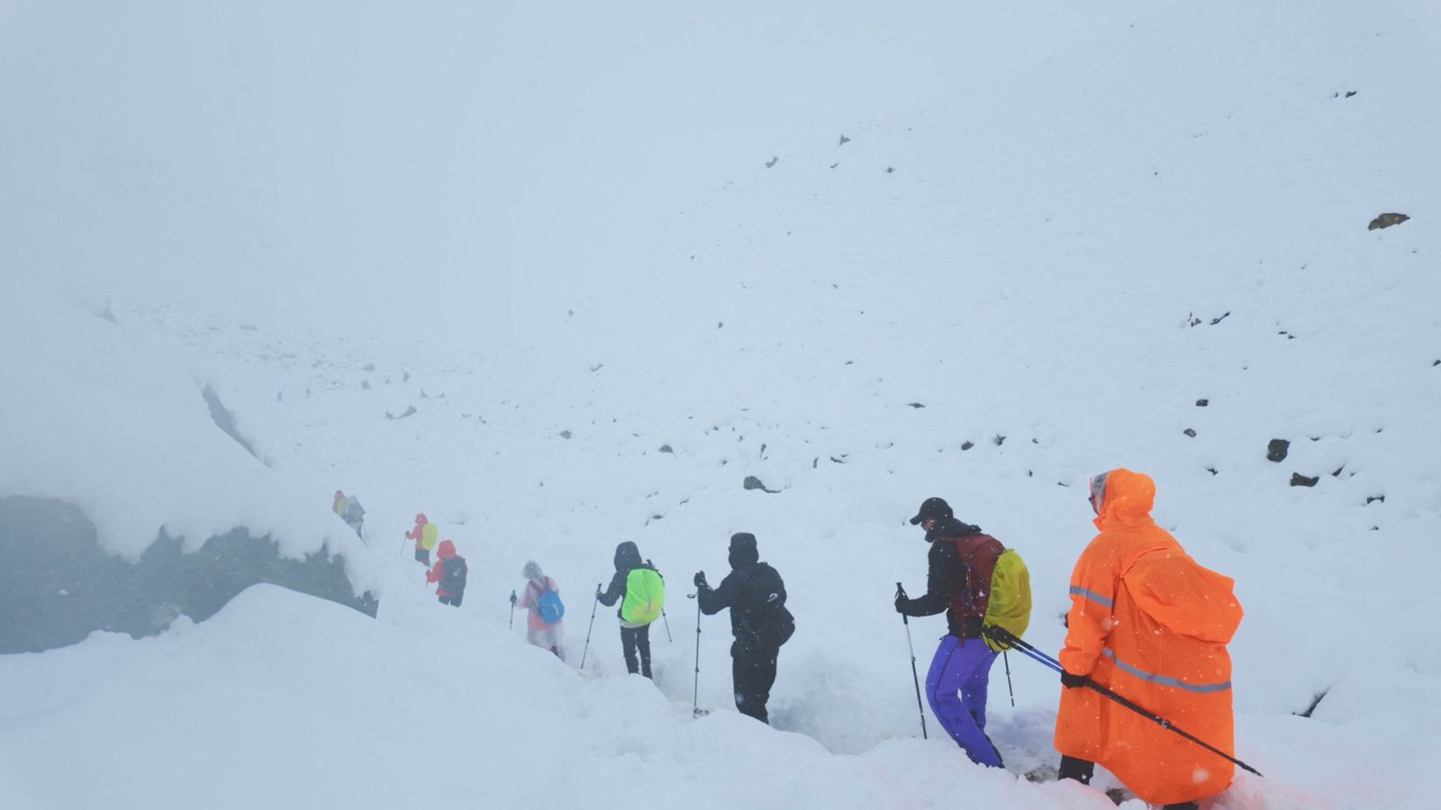 Race to rescue hundreds stranded on Mount Everest