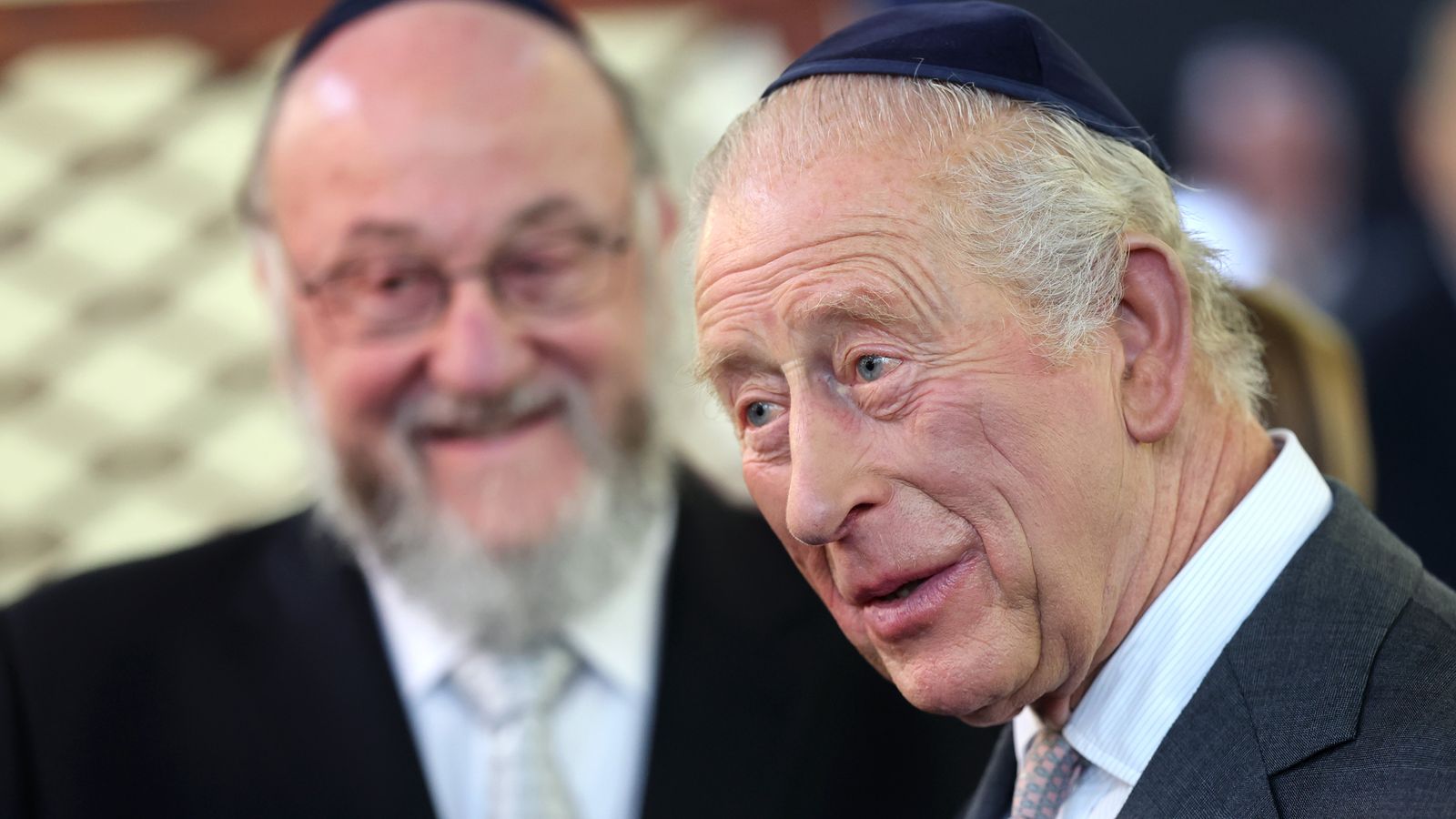 King visits scene of fatal Manchester synagogue attack