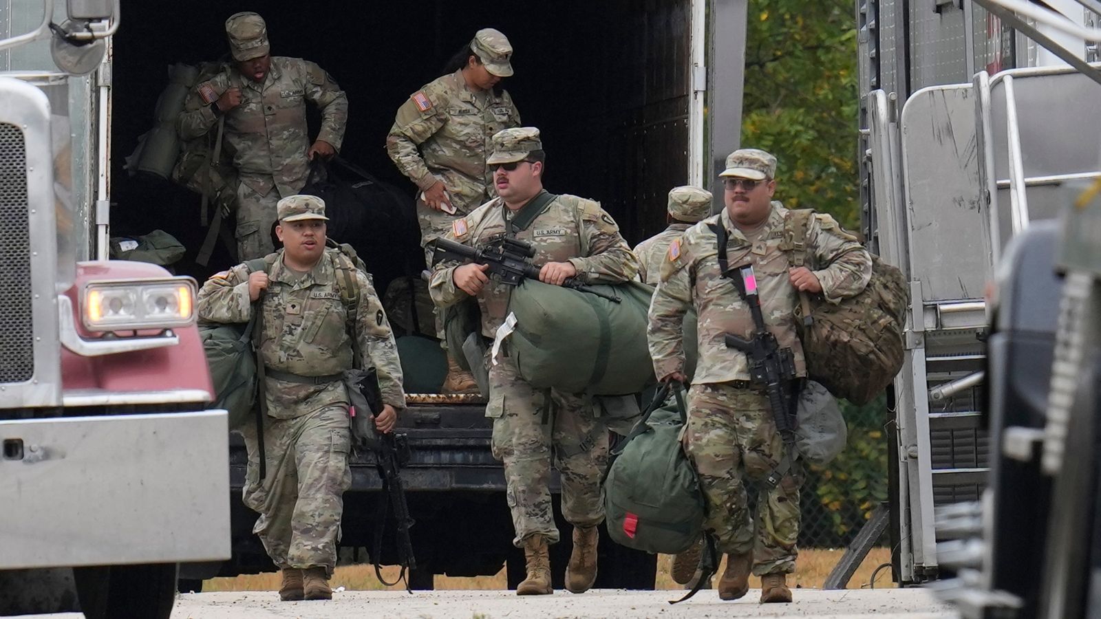 Hundreds of Texan National Guard troops arrive at army base near Chicago
