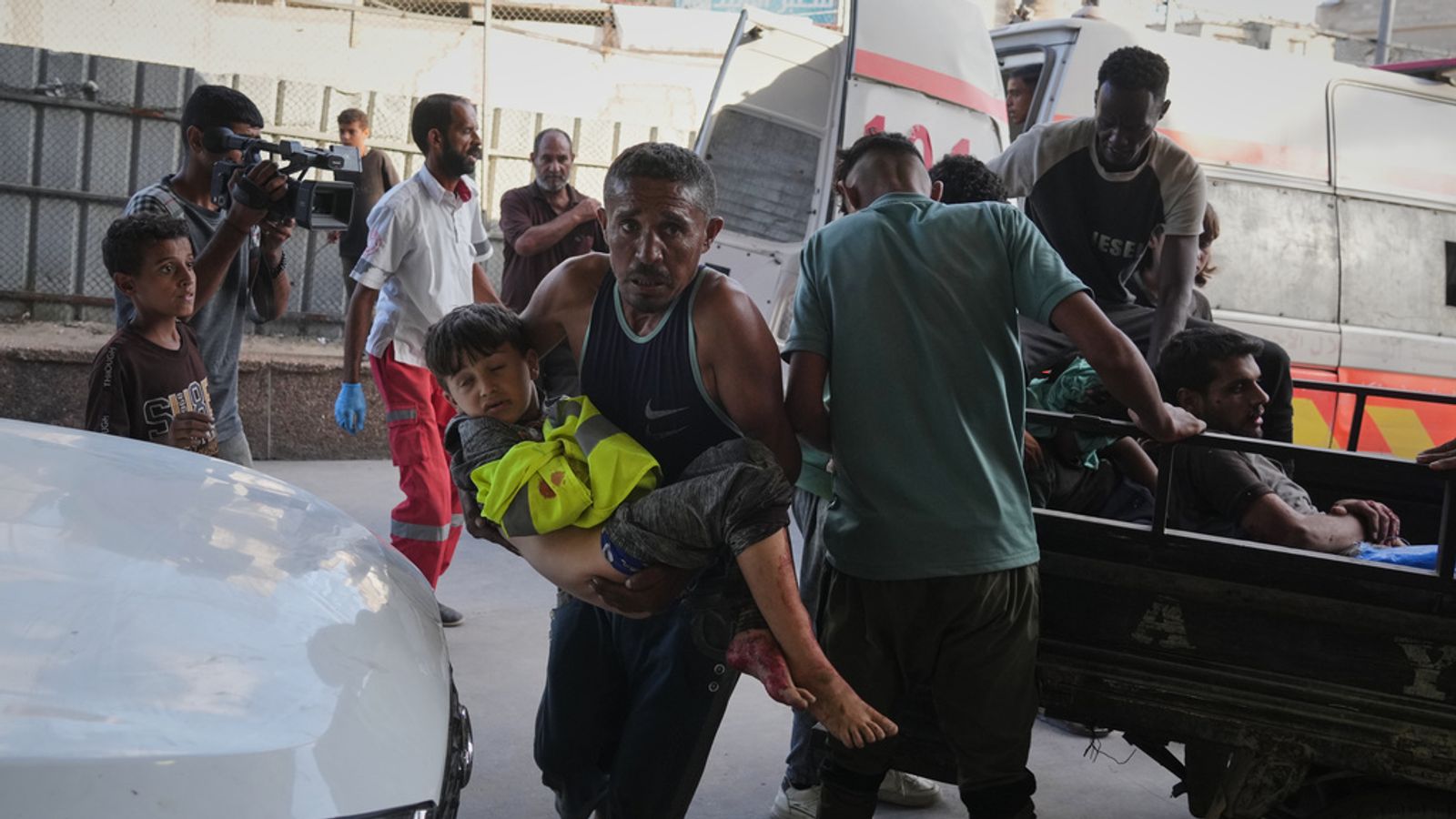 Gaza ceasefire 'resumes' after killings and suspension of aid test fragile truce
