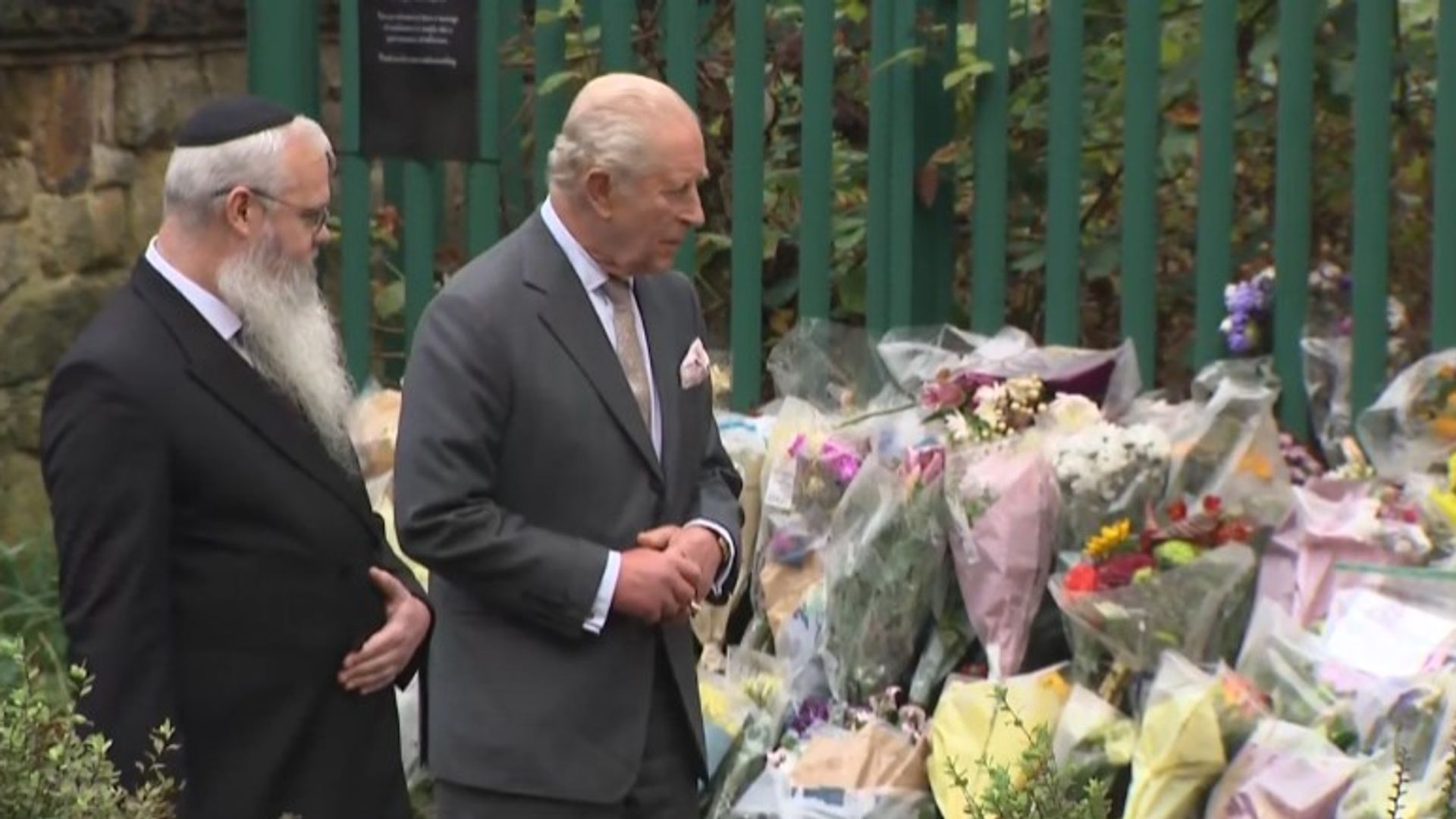 King visits scene of fatal Manchester synagogue attack