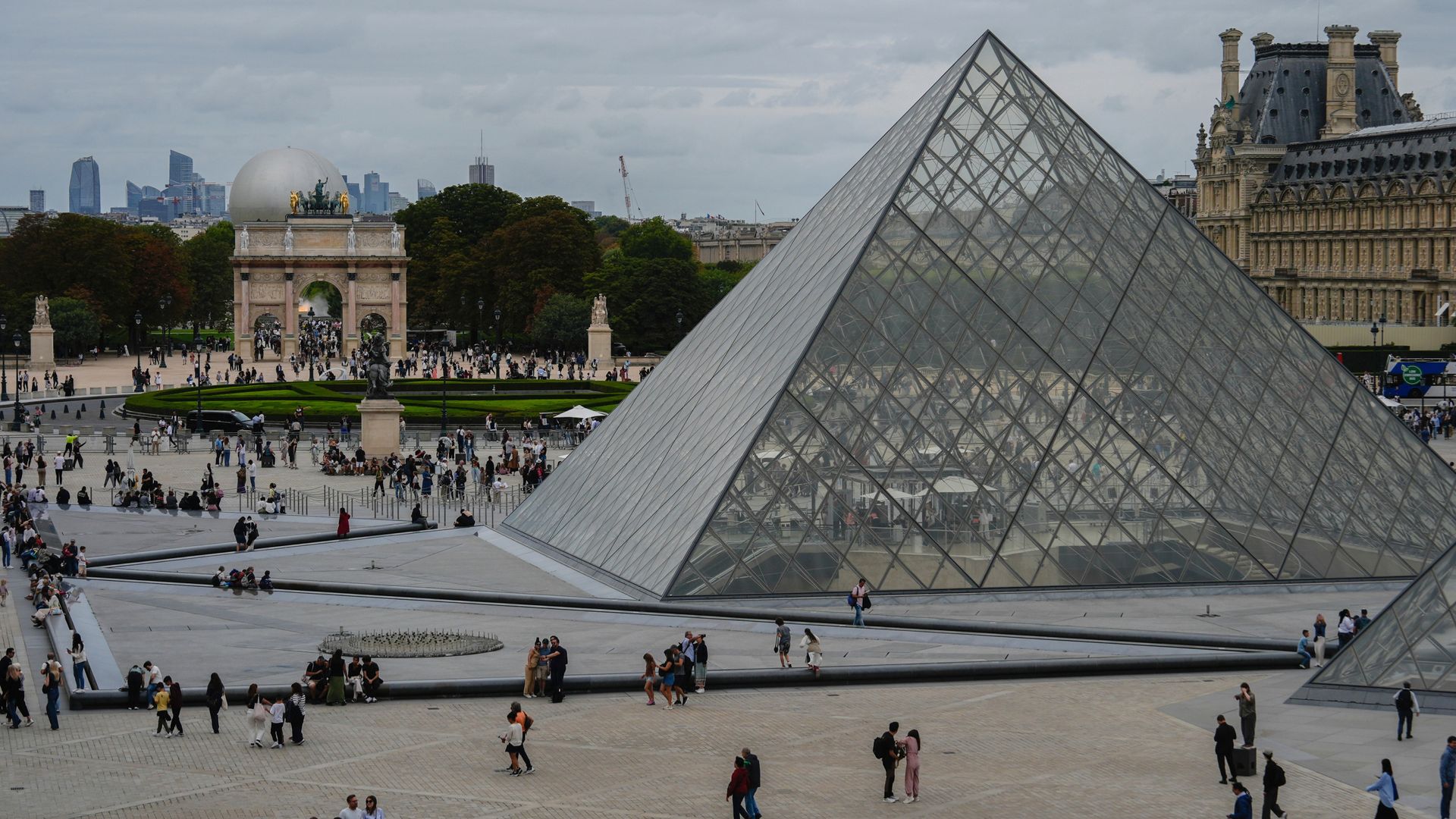 Louvre museum in Paris closed after robbery