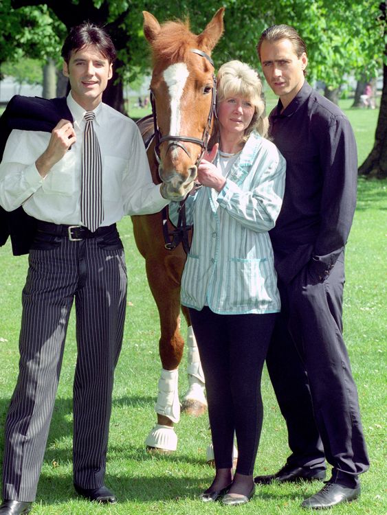 Z Michaelem Praedem i Marcusem Gilbertem, gwiazdami serialu telewizyjnego Riders w 1993 roku. Pic: PA