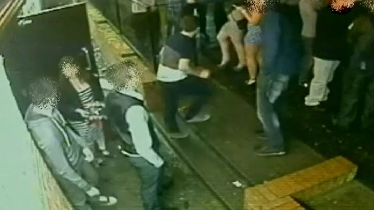 Allan'ın Styx gece kulübünden ayrılırkenki CCTV'si. Resim: İskoçya Polisi