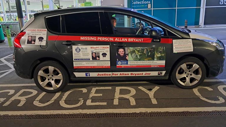 Aile arabasında, birisinin bilgi vermesi umuduyla Allan'ın ortadan kayboluşunun ayrıntıları yer alıyor. Resim: Aile bildirisi