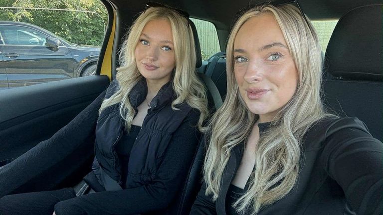 Allan'ın küçük kız kardeşleri Sophie ve Amy. Resim: Aile bildirisi