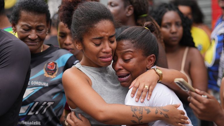 Krewni w żałobie po operacji wymierzonej w gang Comando Vermelho. Zdjęcie: AP
