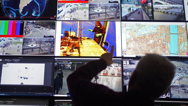 Centrum operacyjne przeciw terroryzmowi w Londynie stale monitoruje działalność na całym świecie. Zdjęcie: Pa