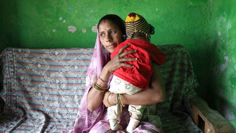 Seorang ibu dan putranya yang berusia enam bulan diberi sirup Coldrif. Foto: Reuters