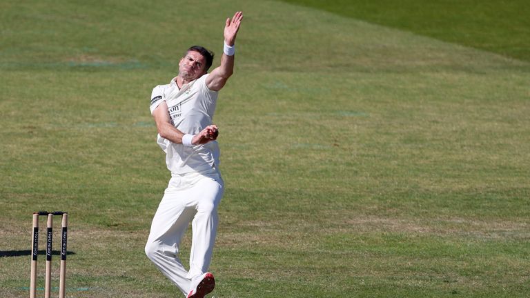 Lancashire'dan James Anderson, Rothesay İlçe Şampiyonasının ikinci gününde bowling oynuyor. Resim: PA