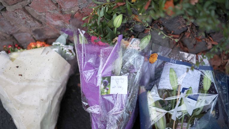 Kwiaty pozostawione w pobliżu synagogi. Zdjęcie: Reuters