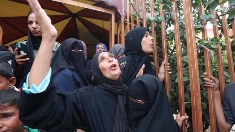 Po nocy pełnej przemocy żałobnicy biorą udział w kolejnych pogrzebach. Fot: Reuters