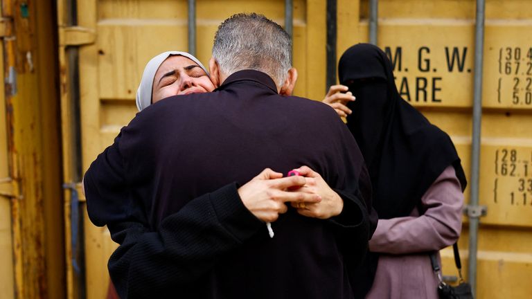 Para pelayat menghadiri pemakaman warga Palestina yang tewas dalam serangan Israel semalam. Foto: Reuters