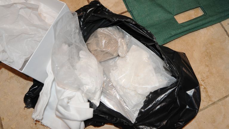 Polisin bulduğu uyuşturuculardan bazıları. Resim: GMP/PA