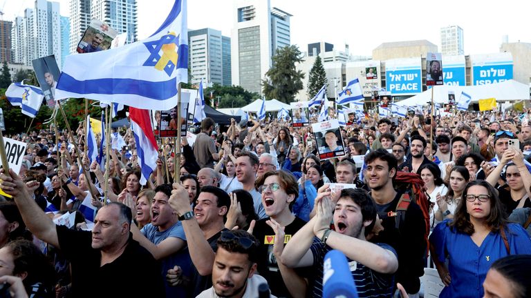 İnsanlar Tel Aviv'de kutlama yapıyor. Resim: Reuters