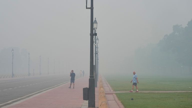 skynews-india-delhi-smog_7057015 Poluição perigosa cobre Nova Delhi após fogos de artifício de Diwali | Notícias do mundo