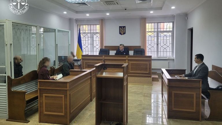 Bezimienny Brytyjczyk ze skrajnej lewicy staje przed sądem na Ukrainie oskarżony o szpiegostwo na rzecz Rosji. Fot: Biuro Prokuratora Generalnego