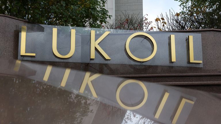 skynews-lukoil-oil-sanctions_7059347 Tudo o que você precisa saber sobre as sanções dos EUA à Rússia – por que agora e como isso poderia impactar o Reino Unido? | Notícias do mundo
