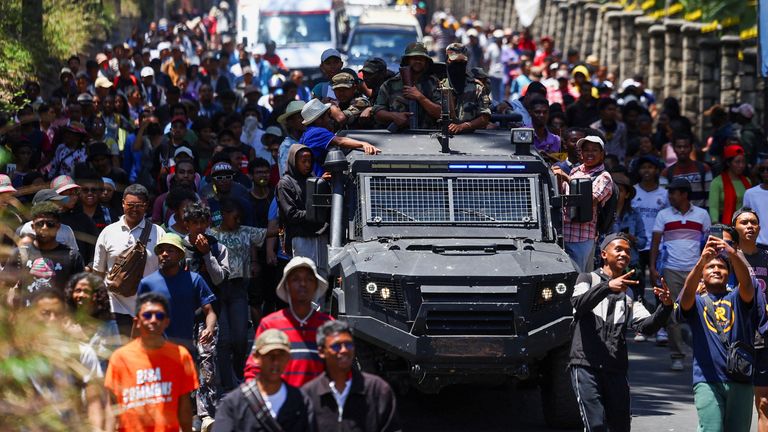 Pazartesi günü Antananarivo'da insanlar askeri bir aracın yanında yürüyor. Resim: Reuters