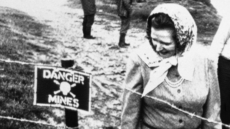 Thatcher odwiedza pole minowe na Falklandach, 1983. Fot: AP