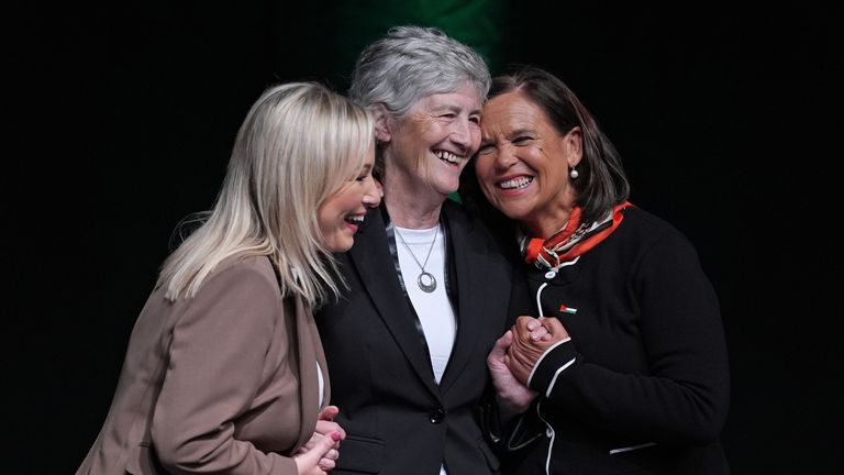 Michelle O'Neill Sinn Fein (po lewej) i przywódca Mary Lou McDonald (po prawej) Back Catherine Connolly (centrum) dla prezydenta. Zdjęcie: Pa