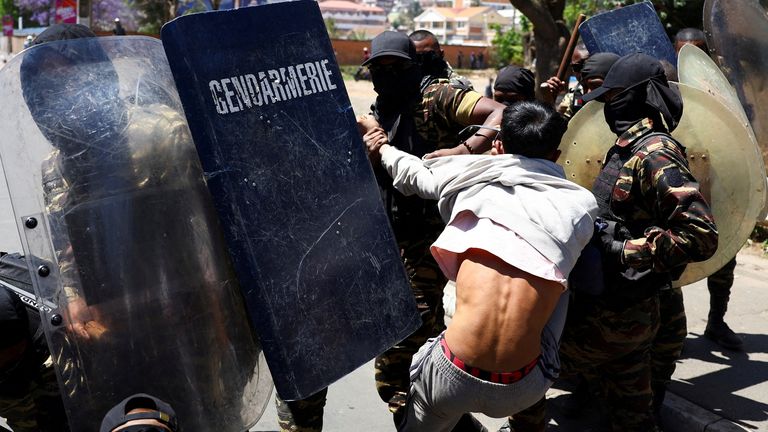 Lider studentów zostaje zatrzymany przez policję podczas czwartkowego protestu. Fot: Reuters