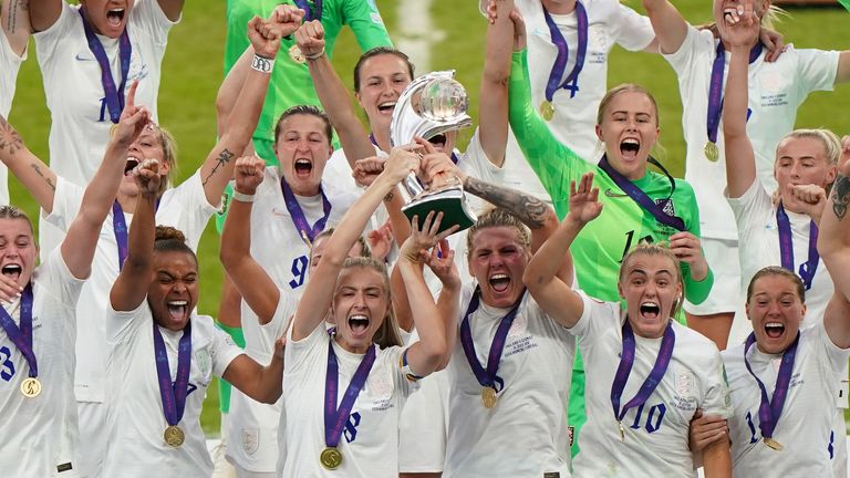 Kapitan Chelsea i obrończyni Anglii, zwyciężczyni Euro 2022, Millie Bright (w środku, po prawej). Zdjęcie: PA