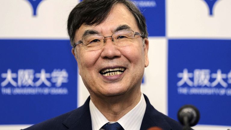 Dr. Sakaguchi, galibiyetten sonra düzenlediği basın toplantısında. Resim: AP