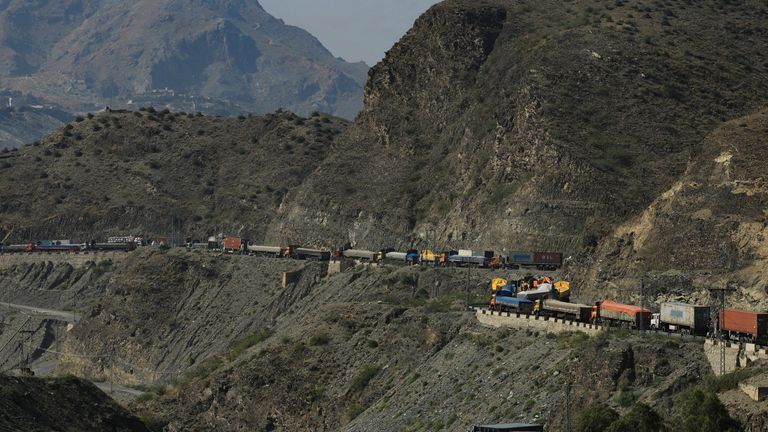 Truk-truk yang memuat perbekalan berbaris setelah Pakistan menutup penyeberangan perbatasannya dengan Afghanistan. Foto: Reuters