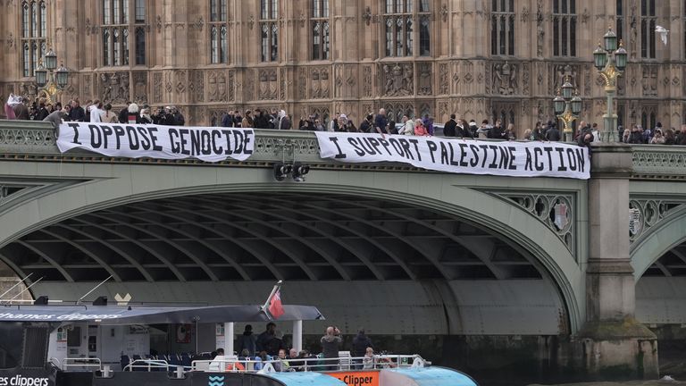 Protestujący rozwinęli sztandar na moście Westminster. Zdjęcie: Pa
