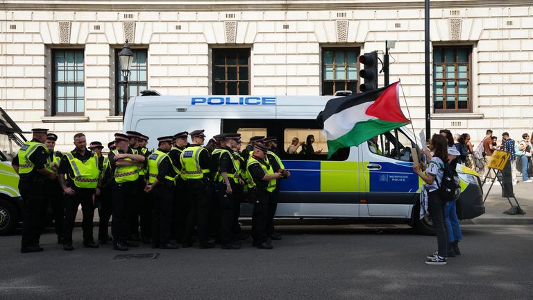 Funkcjonariusze i demonstranci podczas protestu na placu Parlamentu w Londynie. Zdjęcie: Pa