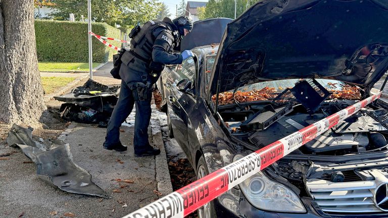 屋外燃燒的車輛，警方認為這是故意著火的。圖：AP