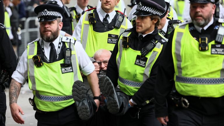 Policja usuwa protestującego biorącego udział w demonstracji na rzecz akcji Palestyny ​​na placu Trafalgar. Zdjęcie: Pa