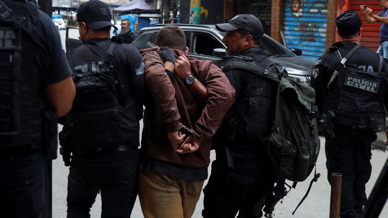 Seorang pria ditahan. Foto: Reuters