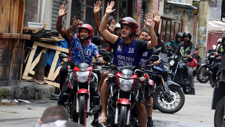 Pengendara sepeda motor menyerahkan diri kepada polisi. Foto: Reuters