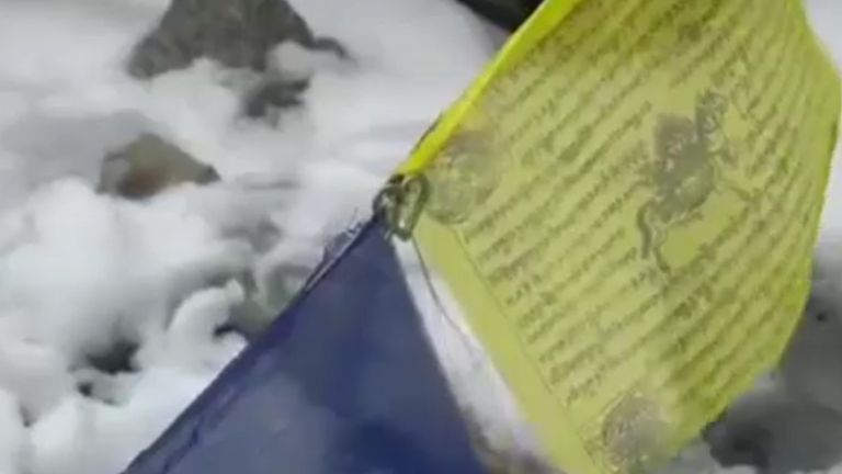 Grup, ana kamptaki dua bayraklarından birine Kezia'yı anma simgesi olan yeşil bir kalp bıraktı. Resim: Rob Mason