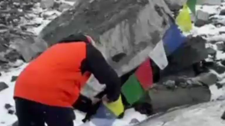 Rob Mason, Kezia'yı anma sembolü olan kalbi dua bayraklarından birine kesti. Resim: Rob Mason