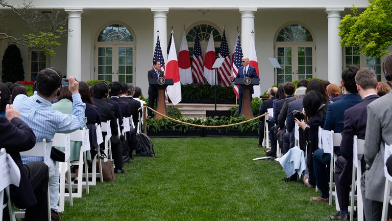 Joe Biden, Nisan 2024'te bahçede konuşuyor. Resim: AP