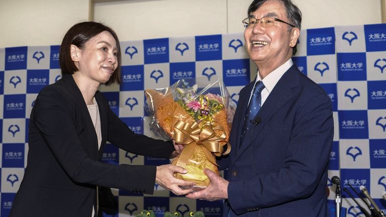 Dr Sakaguchi çiçek alıyor. Resim: AP