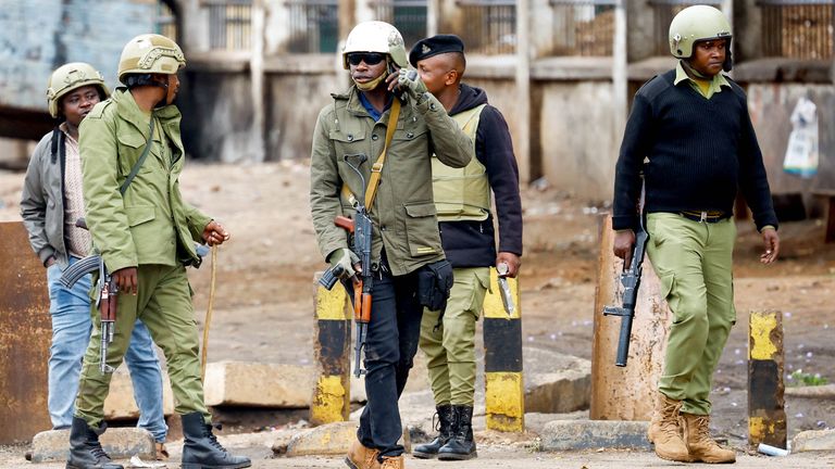 Tanzanya çevik kuvvet polisi Kenya/Tanzanya sınırında. Resim: Reuters