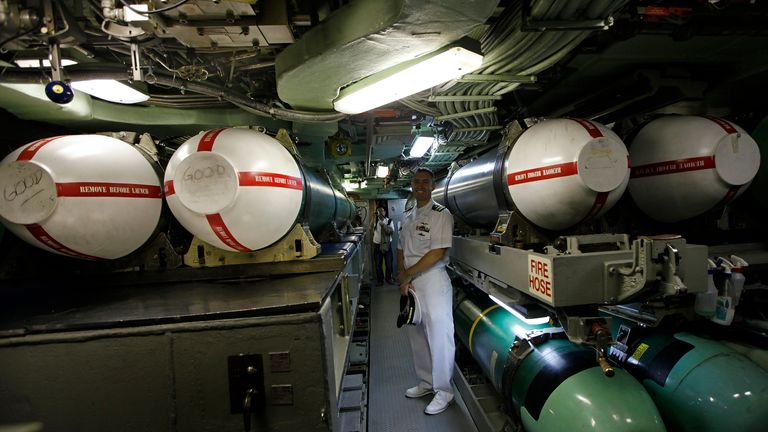 Seorang petugas di samping beberapa Tomahawk di USS Hampton pada Mei 2011. Foto: Reuters