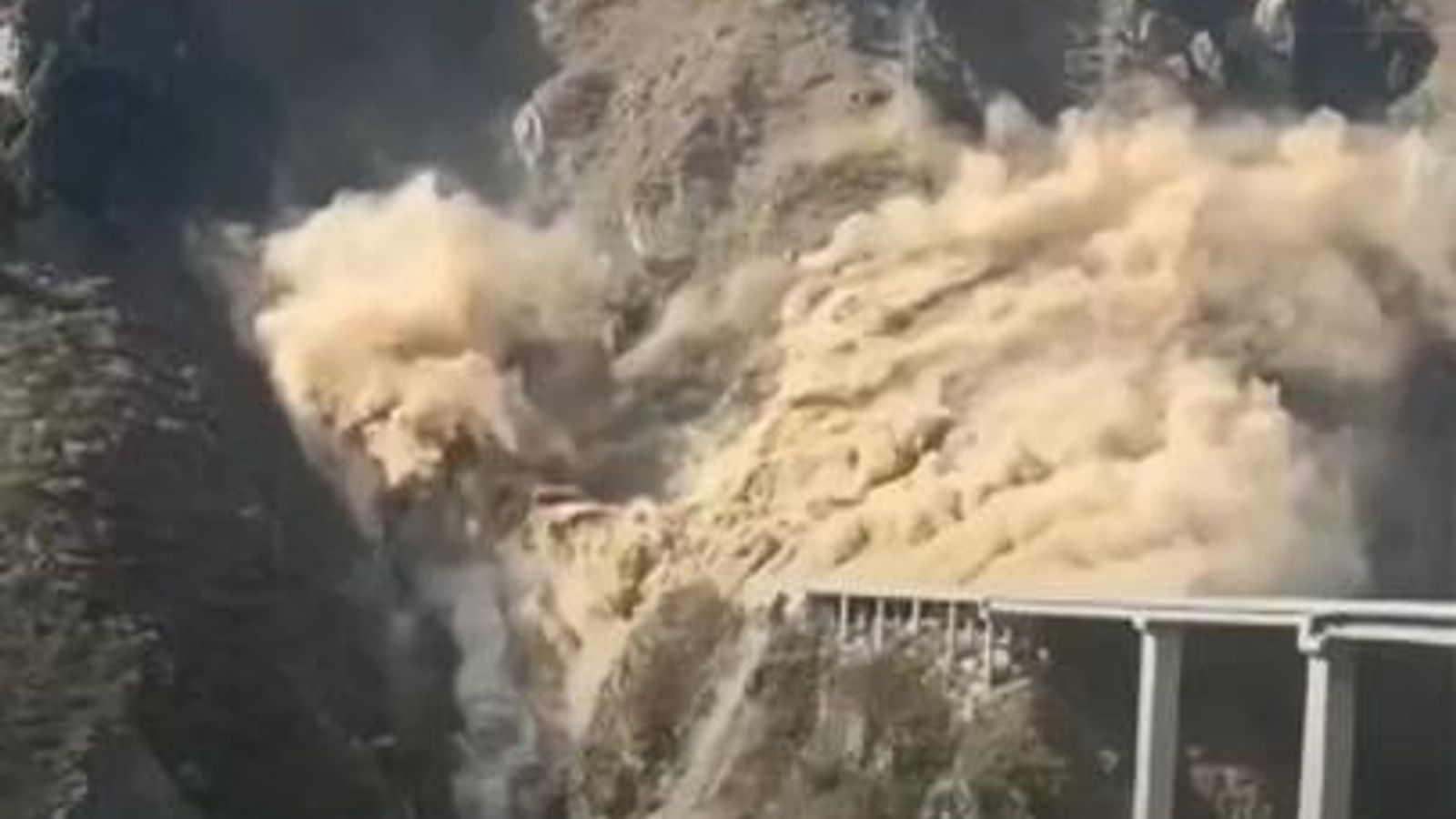 Newly opened 758-metre bridge in China collapses
