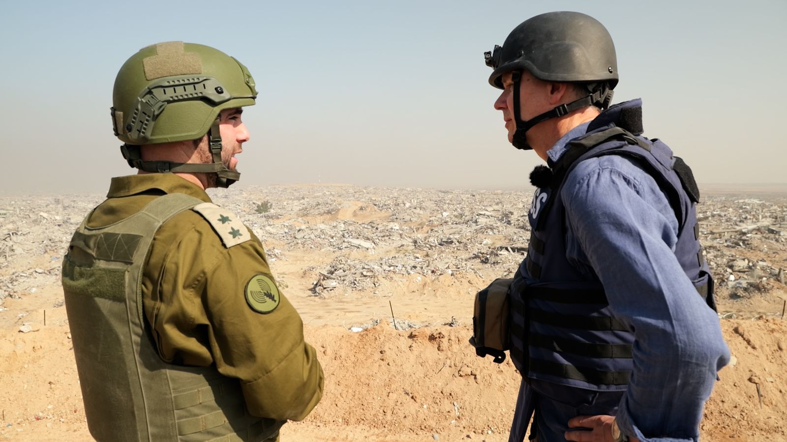 ‘lappendeken van stof en ellende’: bij de gele lijn die Gaza verdeelt – waar alleen skeletten van gebouwen overblijven | Wereldnieuws