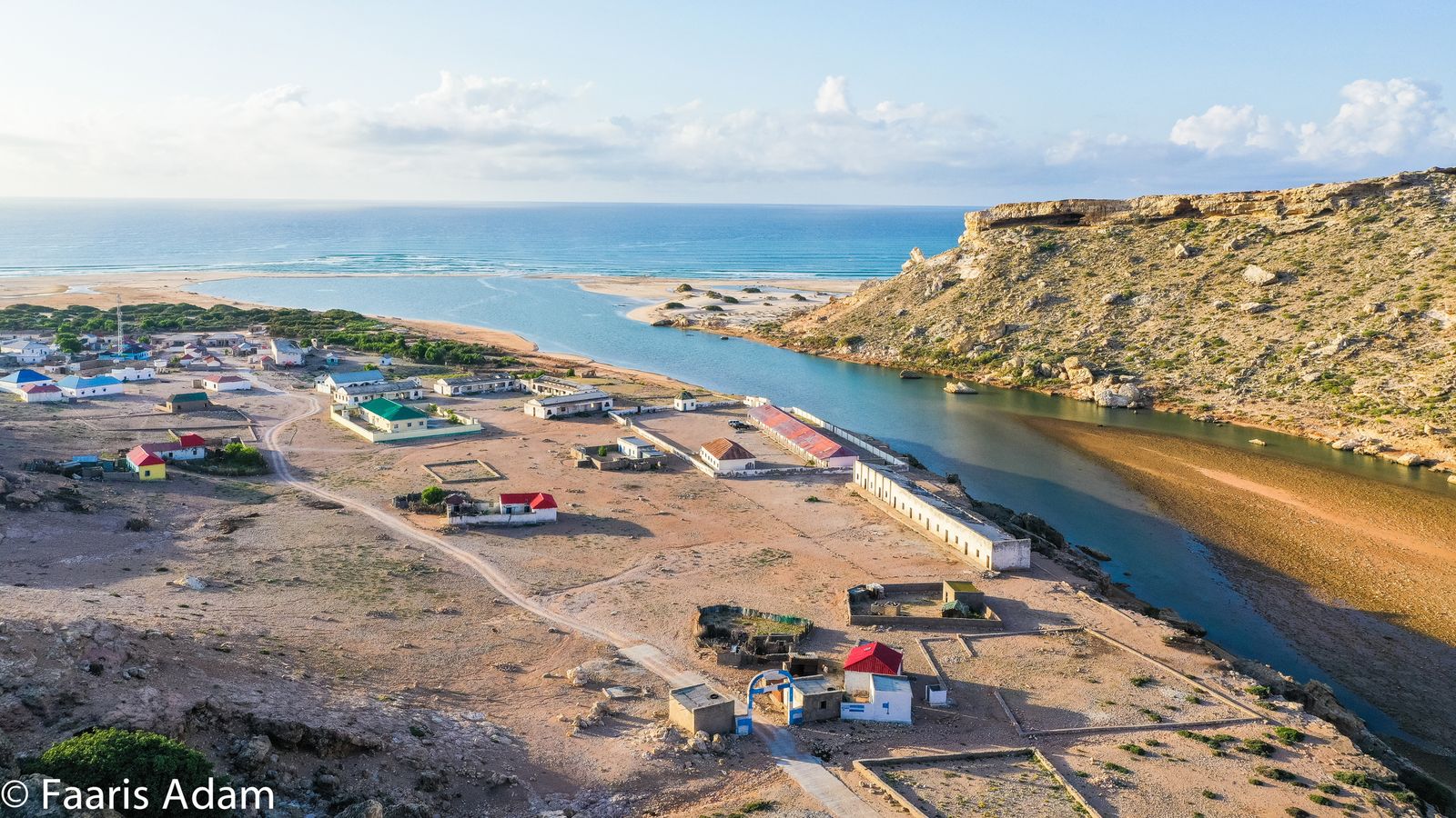 Pirates firing machine guns and rocket-propelled grenades board tanker off Somalia coast