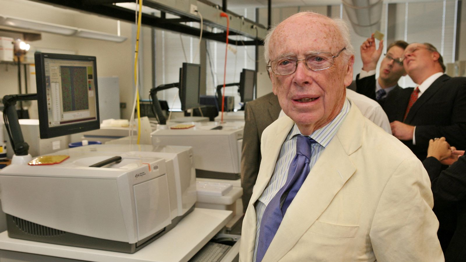 Scientist who co-discovered double-helix of DNA dies