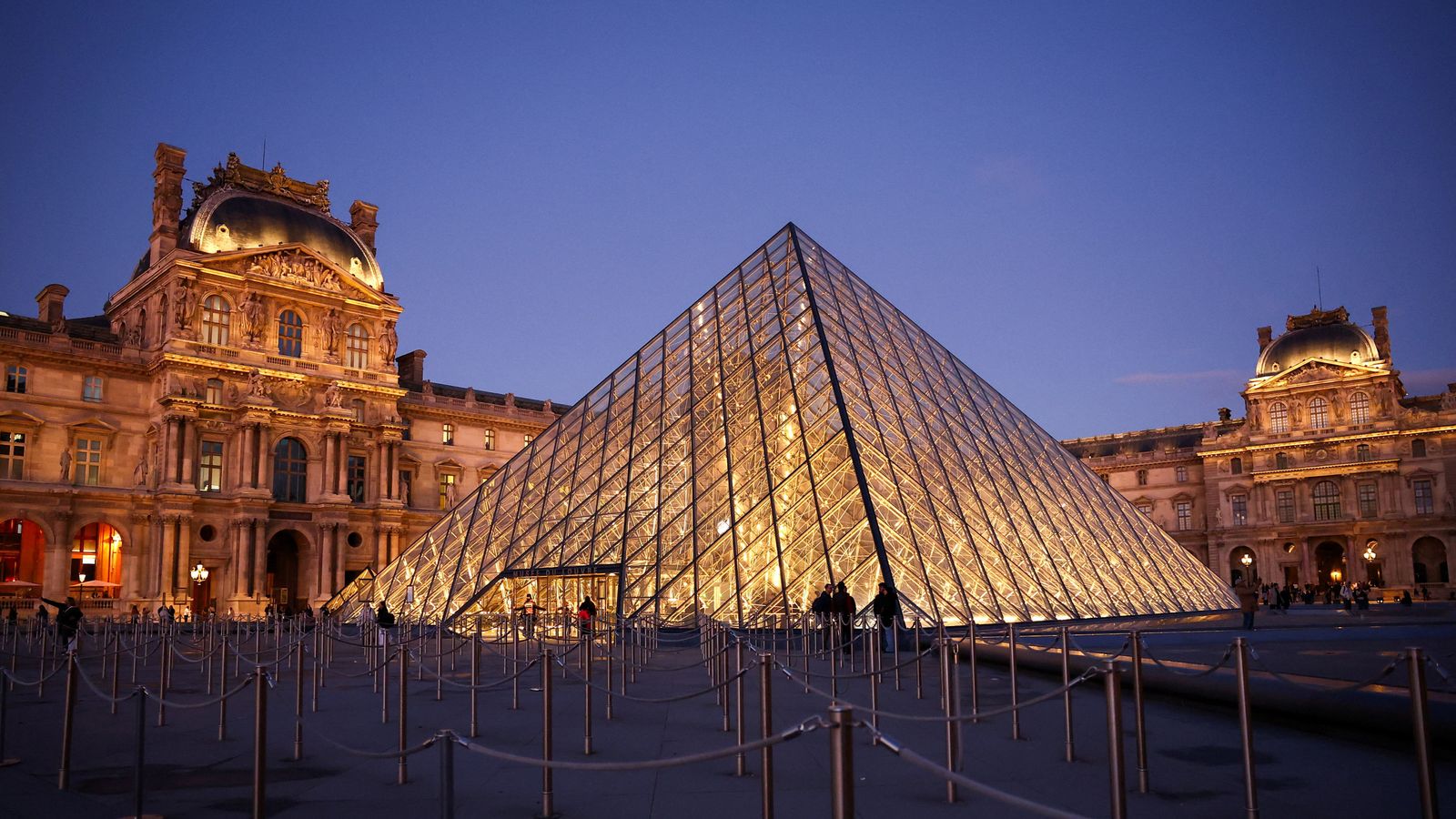 Louvre sluit galerij als bouwwerk in ‘erbarmelijke staat’ – weken na juwelenroof | Wereldnieuws