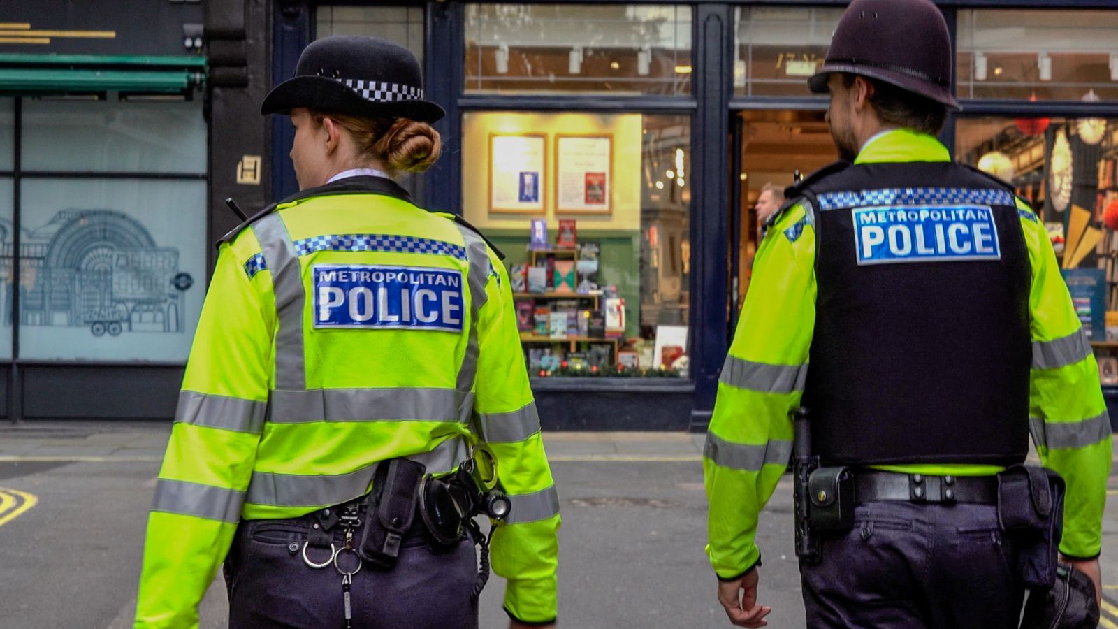 London crime crackdown as over 140 people arrested including phone ...