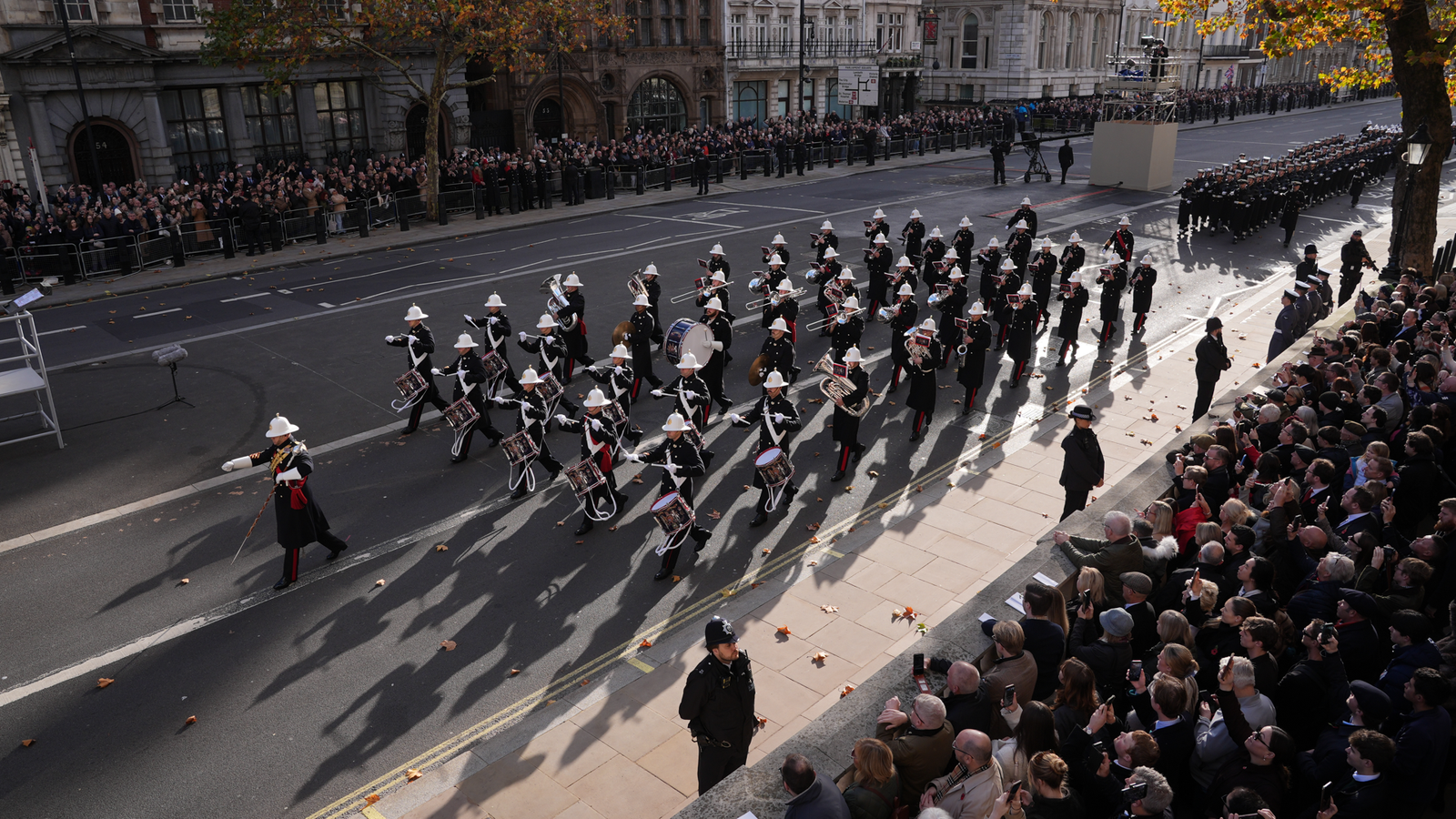 King leads nation in two-minute silence during Remembrance Sunday ...