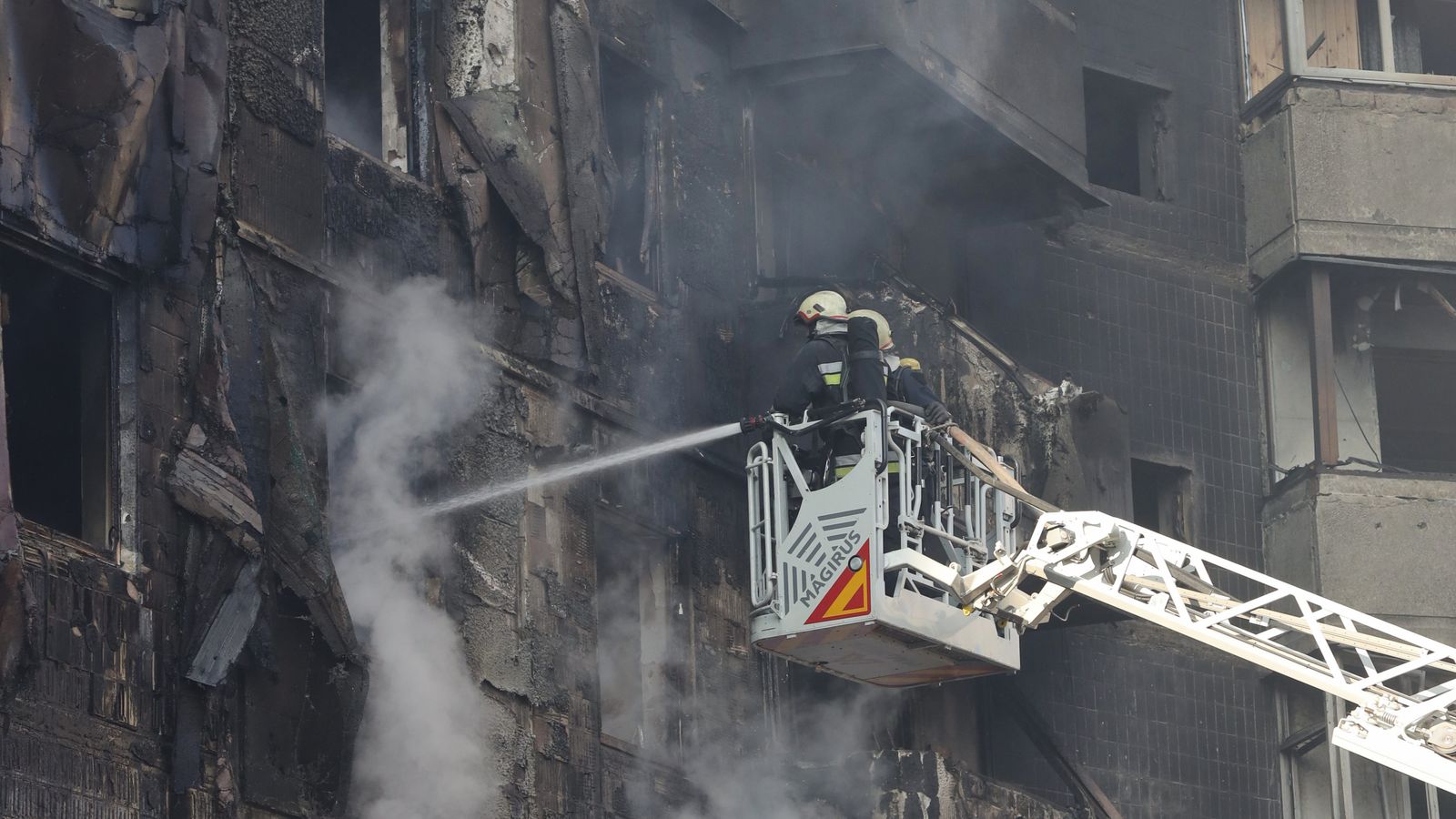 Death toll rises after Russian strikes on Ukrainian city | World News ...